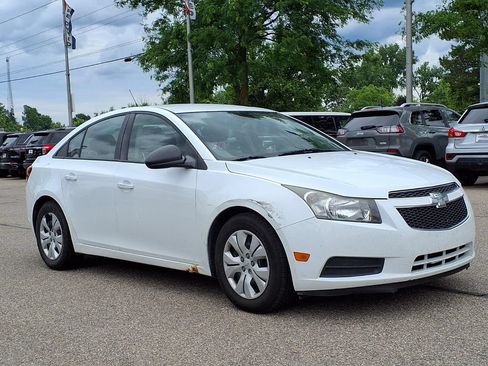 Used 2013 Chevrolet Cruze LS FWD image 3