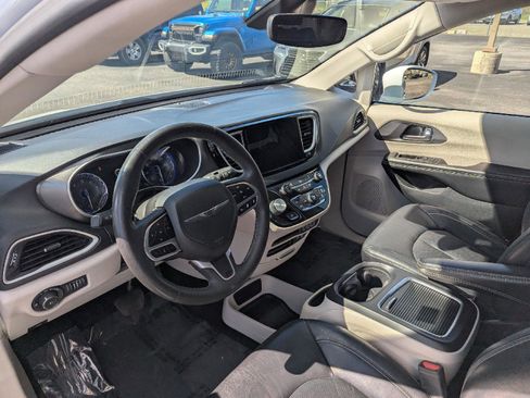 Used 2022 Chrysler Pacifica Touring-L FWD image 13