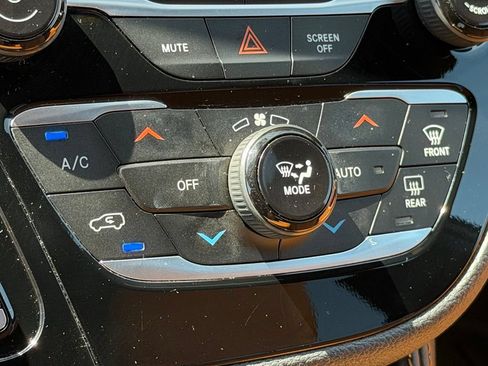 Used 2023 Chrysler Pacifica Pinnacle FWD image 22
