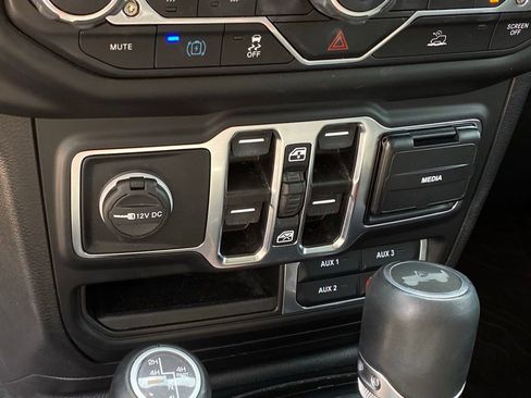 Used 2022 Jeep Wrangler Unlimited Sahara w/ Cold Weather Group AWD/4WD image 21