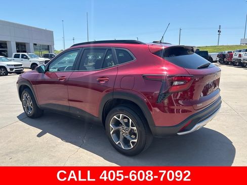 Used 2025 Chevrolet Trax LT FWD image 4