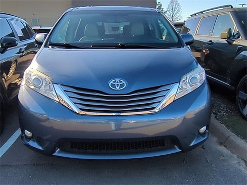 Used 2017 Toyota Sienna L image 6