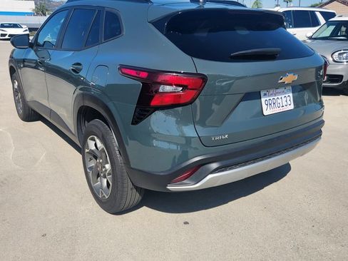 Used 2025 Chevrolet Trax LT FWD image 4