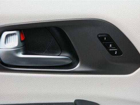 Used 2023 Chrysler Pacifica Touring-L FWD image 10