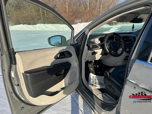 Used 2022 Chrysler Pacifica Touring-L image 11