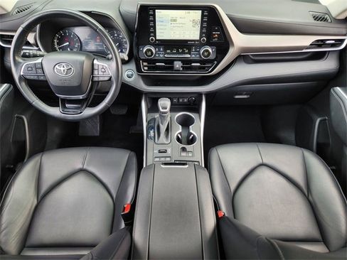 Used 2020 Toyota Highlander XLE image 21