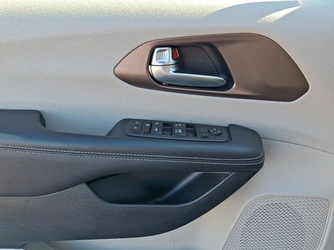 Used 2023 Chrysler Voyager LX image 13