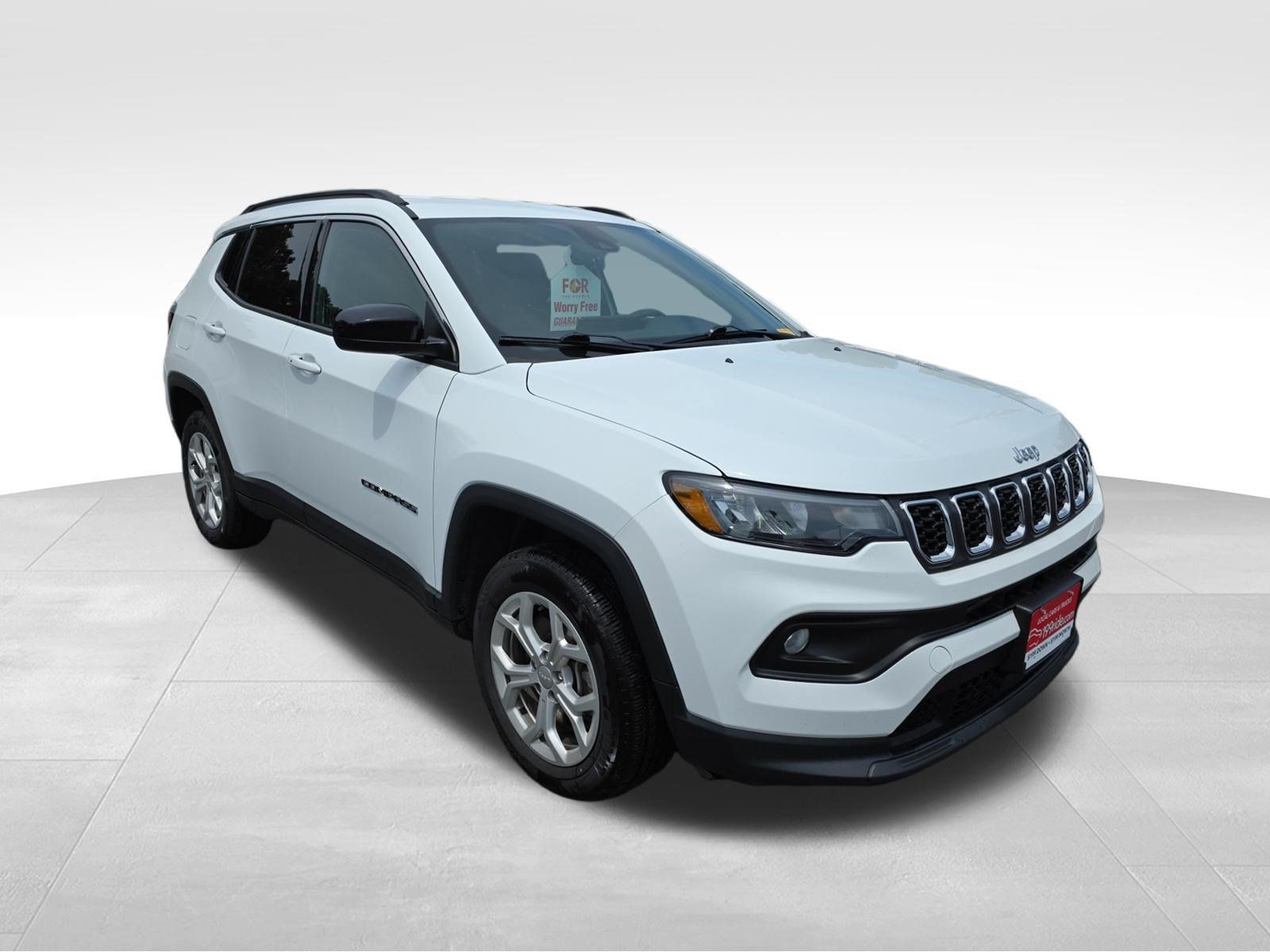 Used 2024 Jeep Compass Latitude AWD/4WD image 2