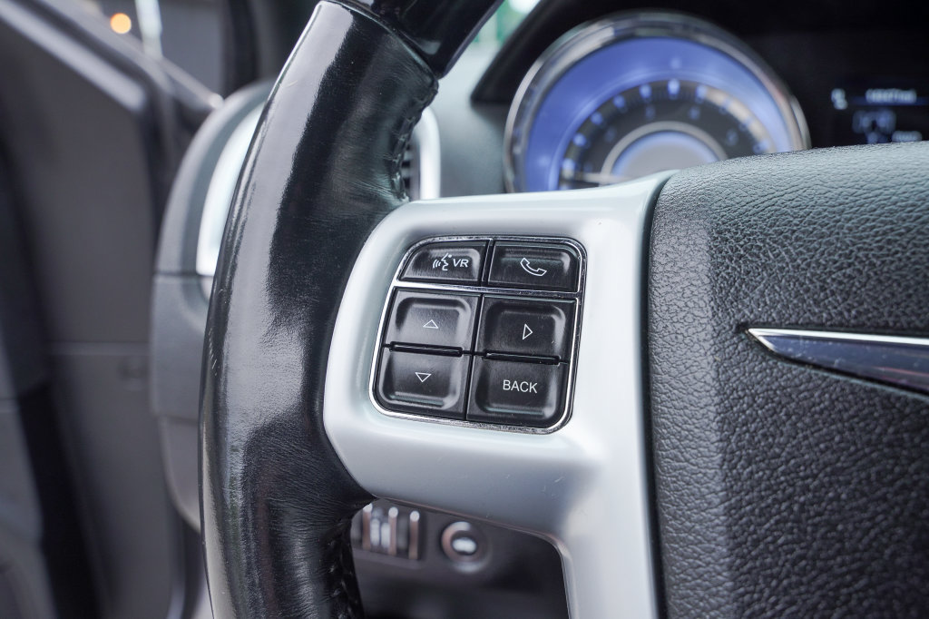 Used 2014 Chrysler 300 C AWD/4WD image 9