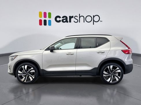 Used 2025 Volvo XC40 B5 Plus image 2