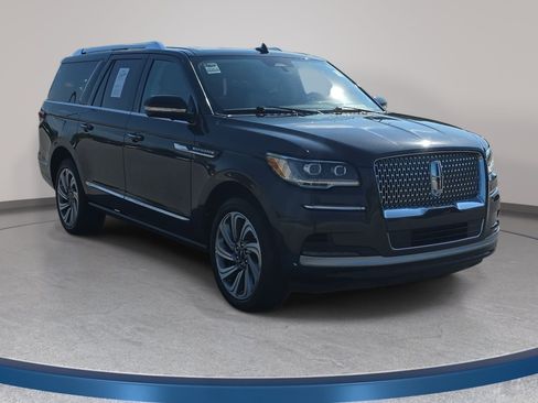 Used 2023 Lincoln Navigator L Reserve AWD/4WD image 3