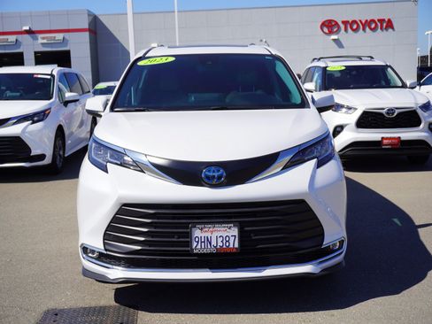 Used 2023 Toyota Sienna XLE image 6