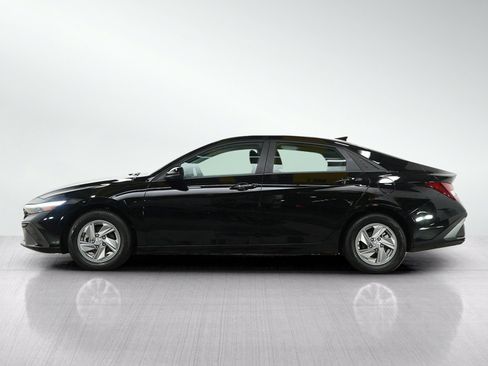Used 2024 Hyundai Elantra SE FWD image 2