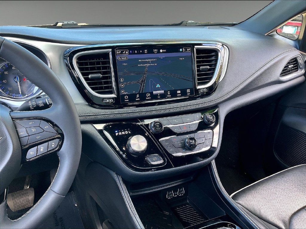 Used 2025 Chrysler Pacifica Limited FWD image 18