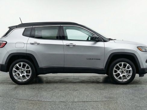 Used 2025 Jeep Compass Limited AWD/4WD image 11