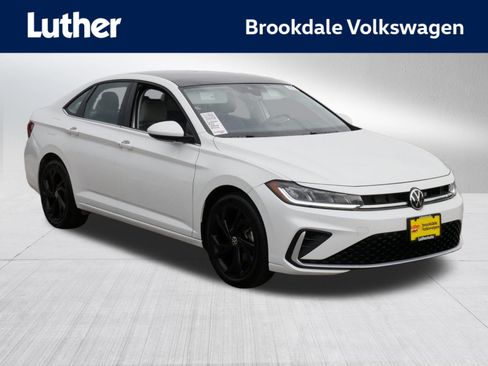 Used 2025 Volkswagen Jetta SE w/ Sunroof Package FWD image 1