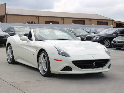 Used 2015 Ferrari California T image 16