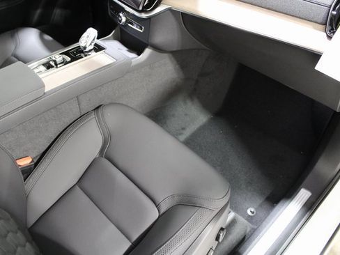 New 2025 Volvo XC90 T8 Plus w/ Protection Package Premier image 24