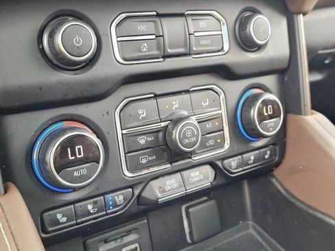 Used 2021 Chevrolet Suburban High Country w/ Premium Package image 26