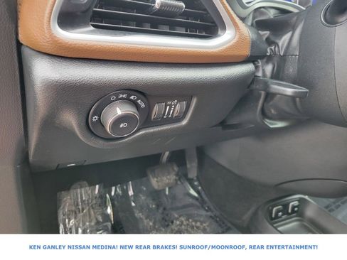 Used 2017 Chrysler Pacifica Limited image 34