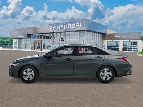 New 2026 Hyundai Elantra SE FWD image 3