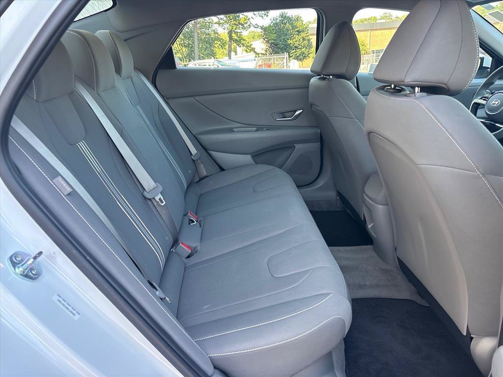 Used 2025 Hyundai Elantra Hybrid FWD image 11