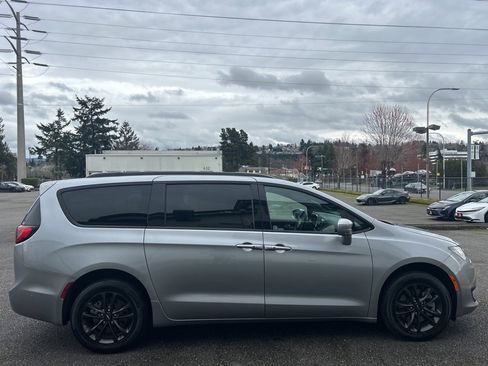 Used 2020 Chrysler Pacifica Touring-L w/ Advanced Safetytec Group image 4