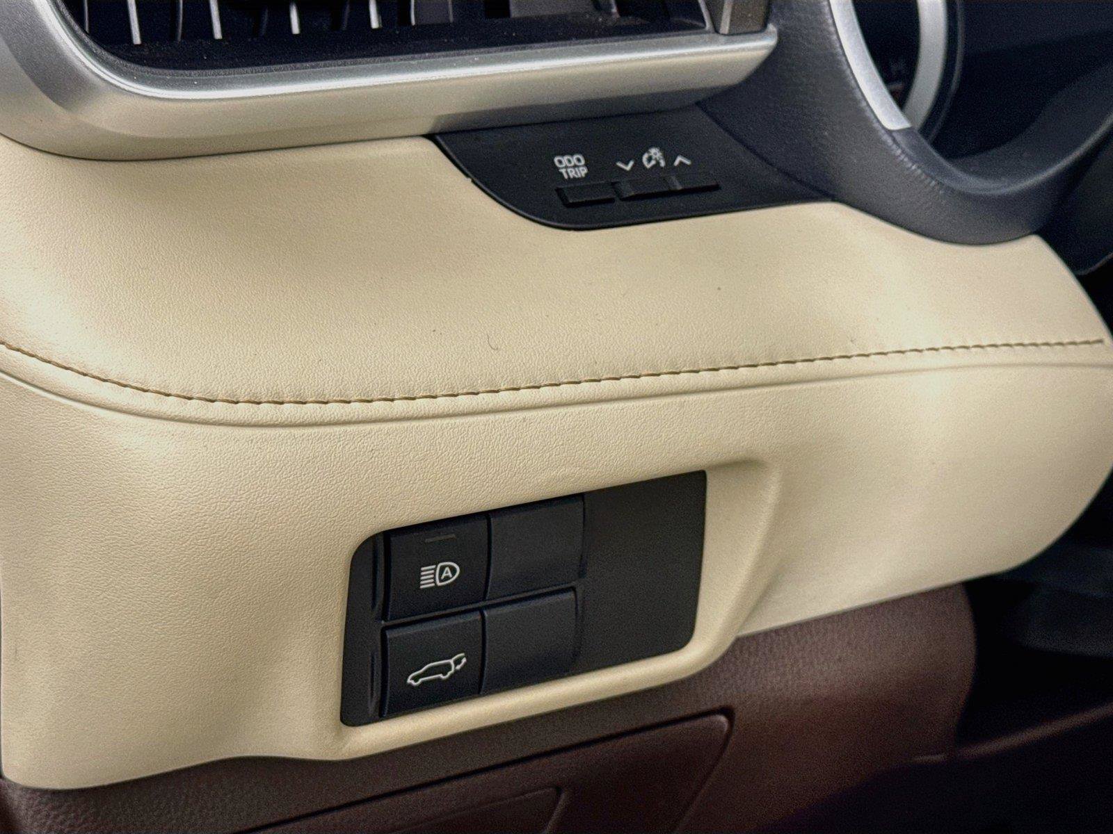 Used 2020 Toyota Highlander XLE AWD/4WD image 15