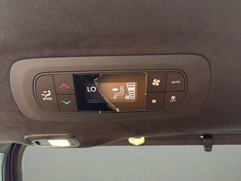 Used 2023 Chrysler Pacifica Pinnacle FWD image 16