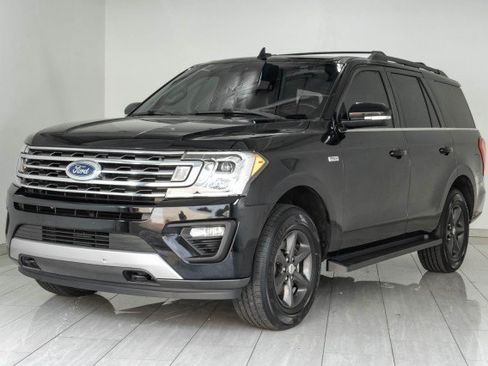 Used 2018 Ford Expedition XLT w/ Equipment Group 202A AWD/4WD image 4