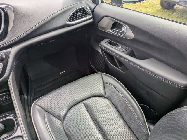 Used 2024 Chrysler Pacifica Limited w/ S Appearance Package FWD image 16