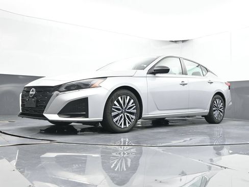 Used 2024 Nissan Altima 2.5 SV FWD image 36