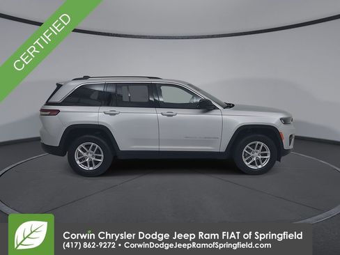 Used 2023 Jeep Grand Cherokee Laredo AWD/4WD image 17