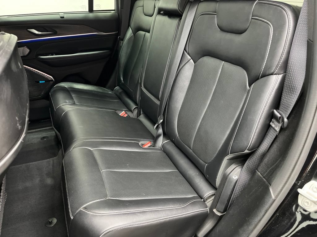 Used 2022 Jeep Grand Cherokee Overland w/ Luxury Tech Group IV AWD/4WD image 22