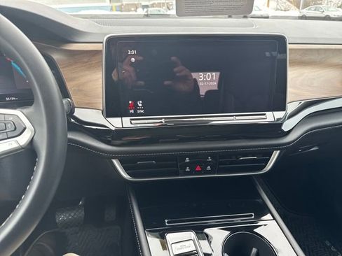 Used 2024 Volkswagen Atlas SE w/ Panoramic Sunroof Package image 24