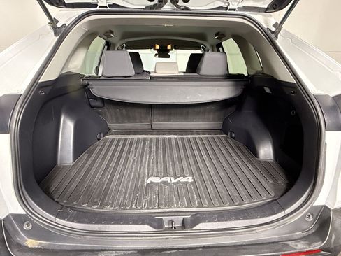 Used 2020 Toyota RAV4 XLE w/ Carpet Mat Package AWD/4WD image 35