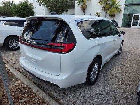 Certified 2023 Chrysler Pacifica Touring-L FWD image 7