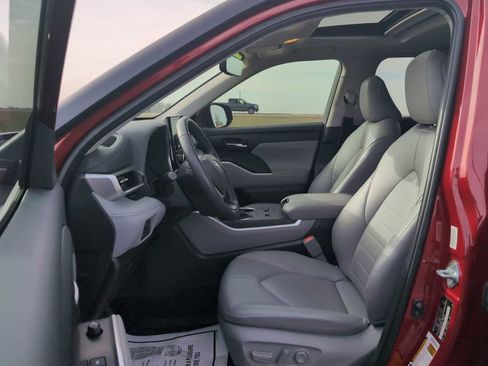 Used 2024 Toyota Highlander XLE image 20