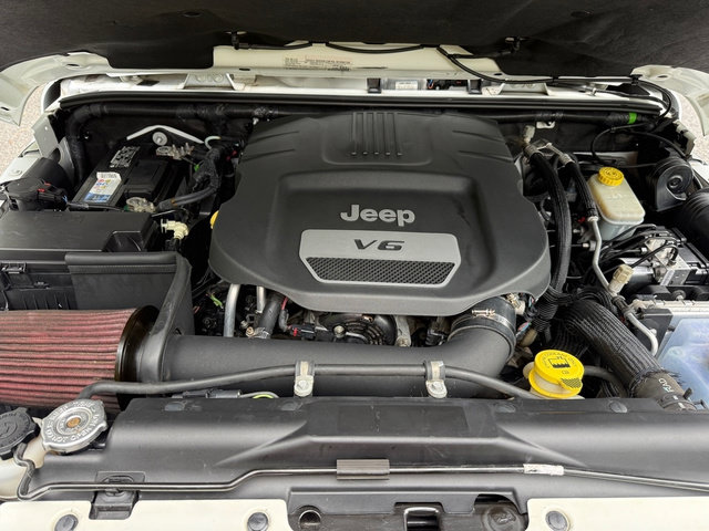 Used 2017 Jeep Wrangler Unlimited Sahara w/ Connectivity Group AWD/4WD image 9