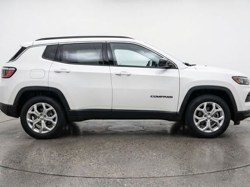 Used 2025 Jeep Compass Latitude AWD/4WD image 11