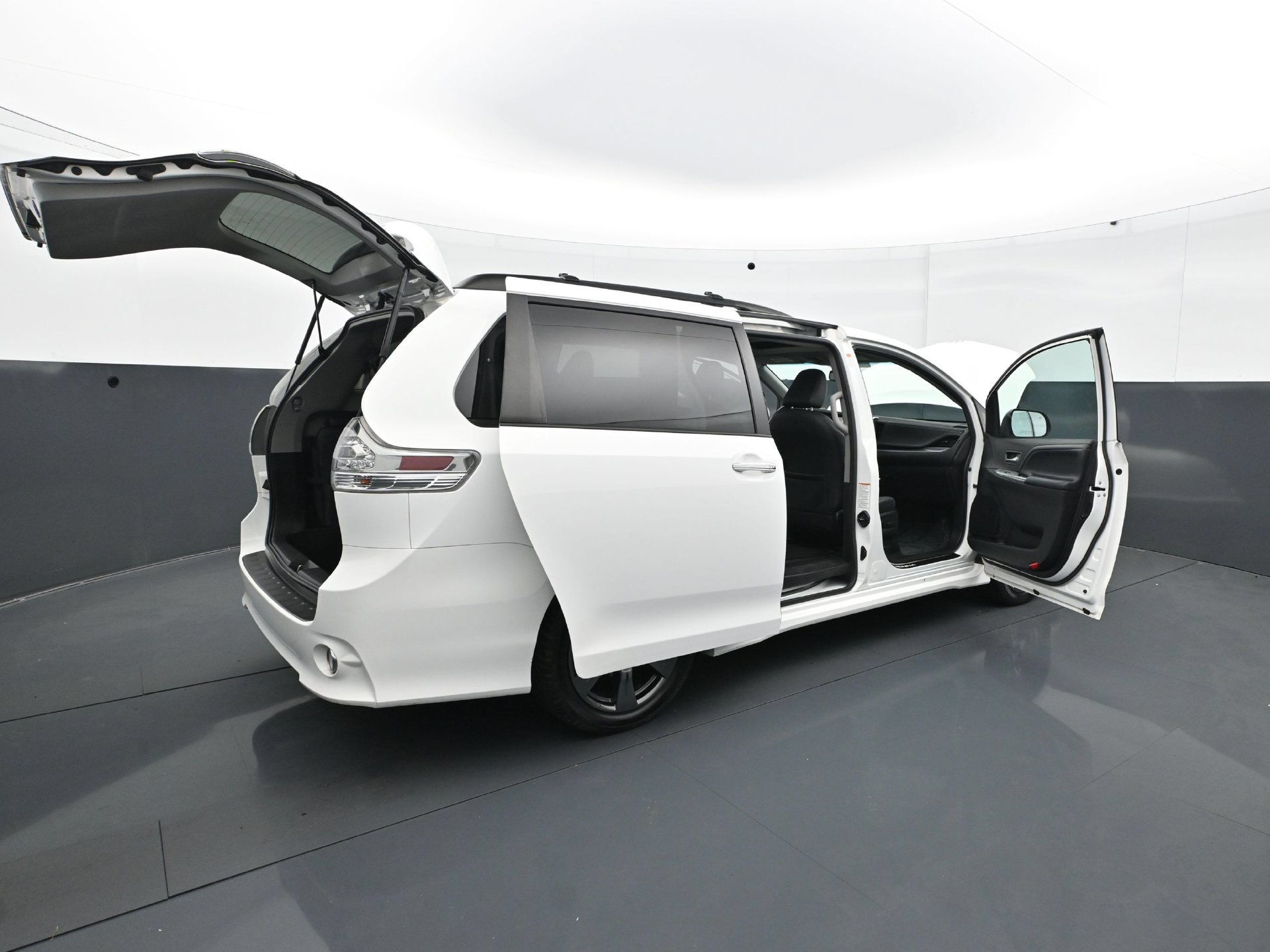 Used 2017 Toyota Sienna SE w/ SE Preferred Package FWD image 37