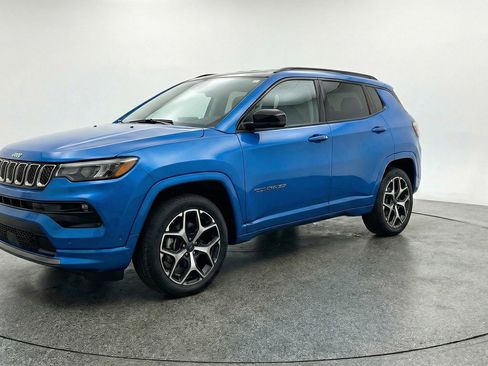 Used 2025 Jeep Compass Limited image 3