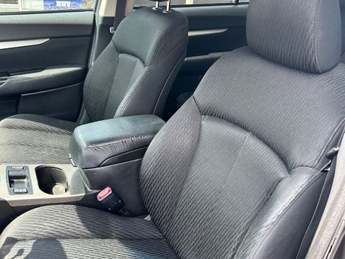 Used 2011 Subaru Outback 2.5i Premium w/ All-Weather Pkg AWD/4WD image 7