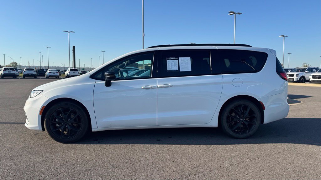 Used 2024 Chrysler Pacifica Touring-L w/ S Appearance Package FWD image 4