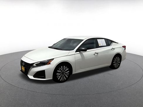 Used 2025 Nissan Altima 2.5 SV FWD image 8