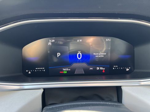 Certified 2025 Volkswagen Taos SE w/ Panoramic Sunroof Package FWD image 21