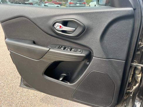 Used 2015 Jeep Cherokee Sport image 13