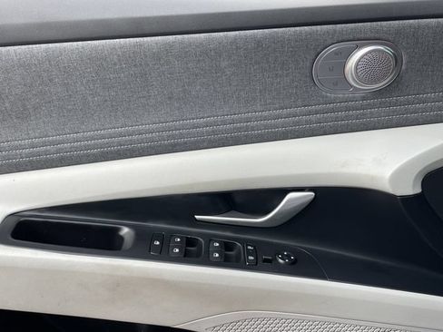 Used 2025 Hyundai Elantra Limited FWD image 23