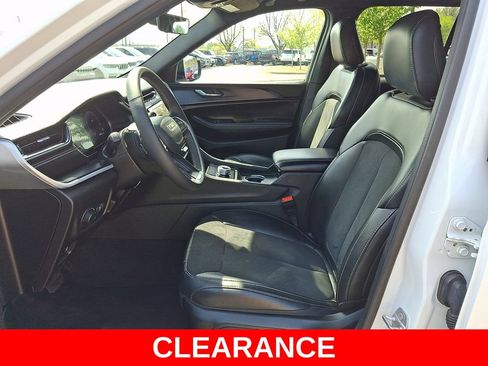 Used 2025 Jeep Grand Cherokee Altitude AWD/4WD image 14
