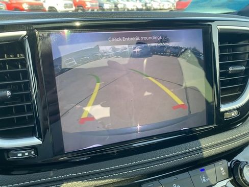 Used 2025 Chrysler Pacifica Limited image 35